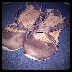 Ahnu womens sz. 6.5 mary jane yoga shoes/flats